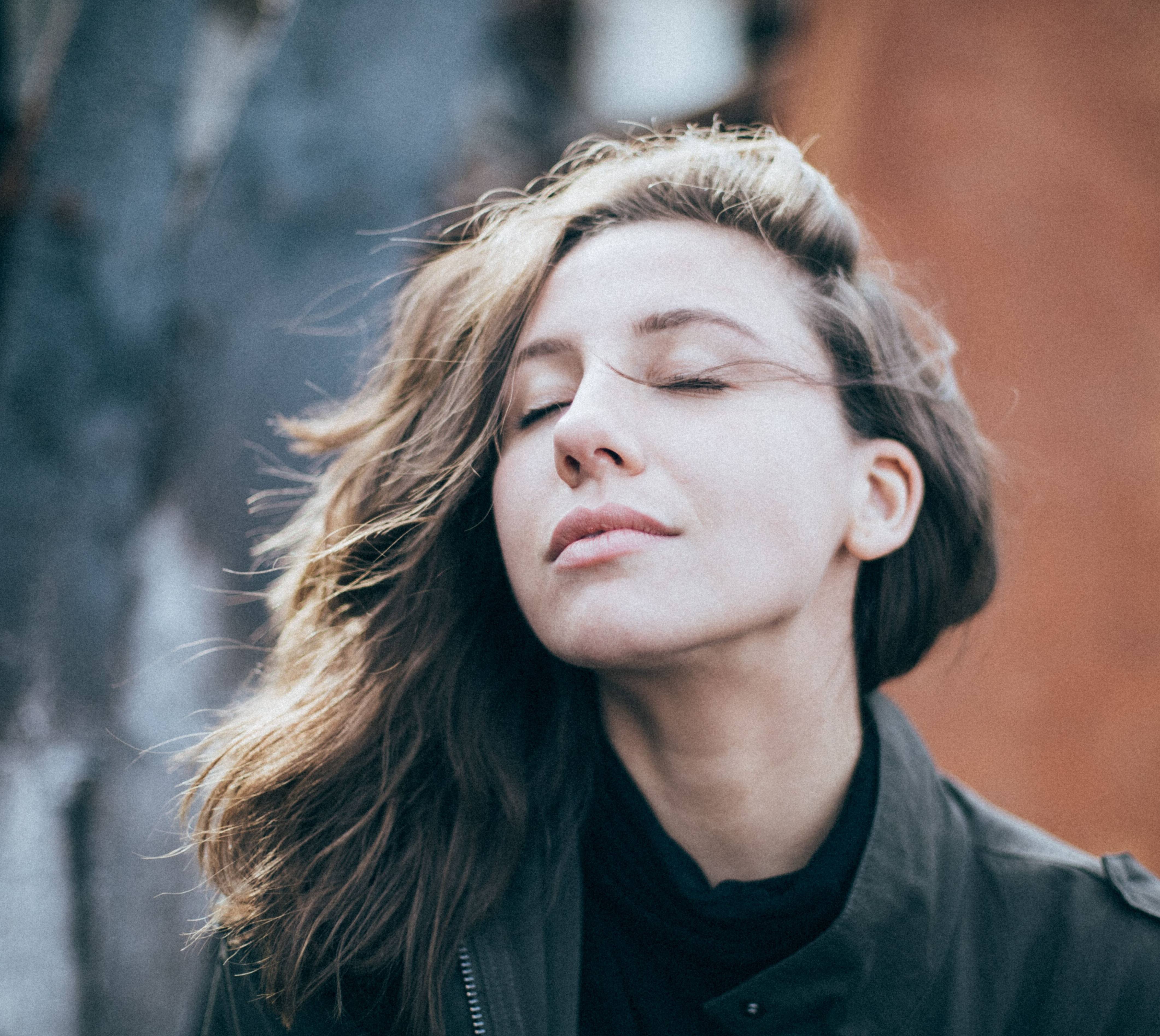 Femme avec les yeux fermés