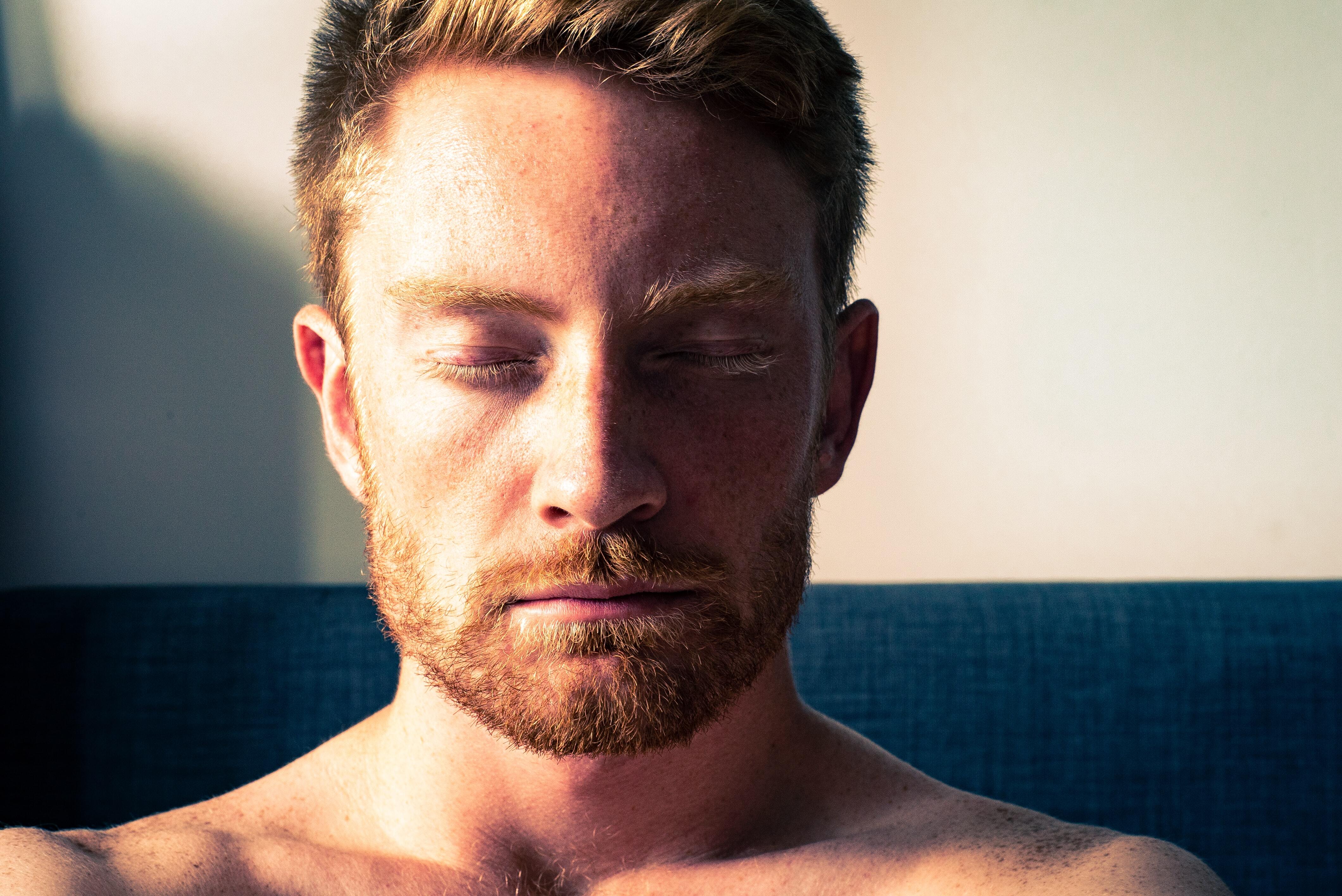 Homme avec les yeux fermés